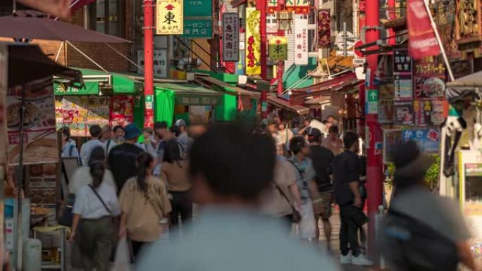 延时: 游客行人在日本神户南金町中国城拥挤