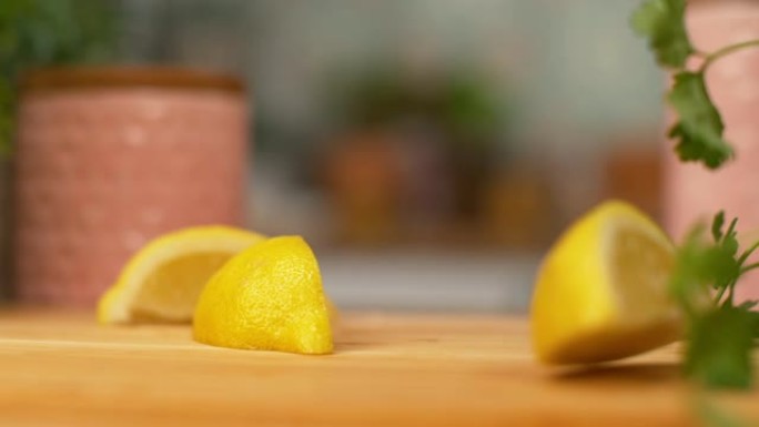 宏观，dop: 有机柠檬片从木质表面掉落并弹起。