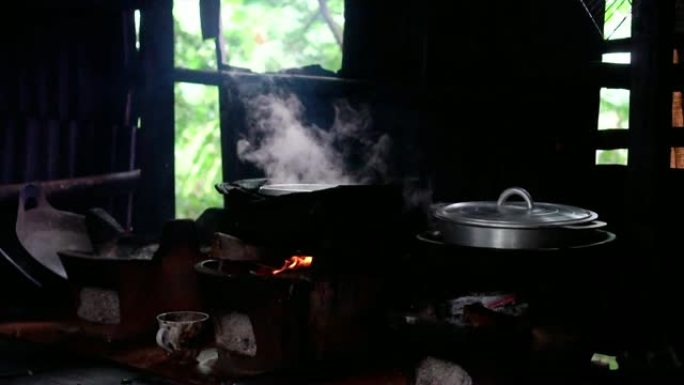 4k慢动作镜头，锅中烧饭，烧炭火盆，盖上盖子，准备食物和传统美食概念