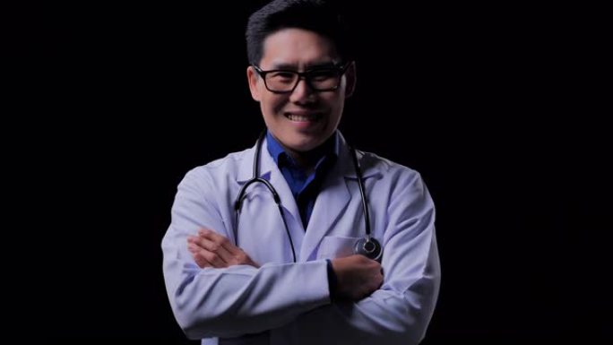 亚洲男性医生对预防冠状病毒或Covid-19流行的信心，黑色背景。采购产品医疗，技术，教育，领导，成