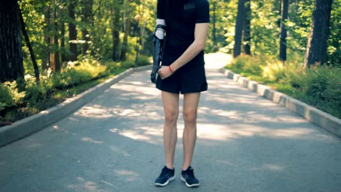 运动员穿着仿生假肢慢跑前会热身。有机器人手臂的人。