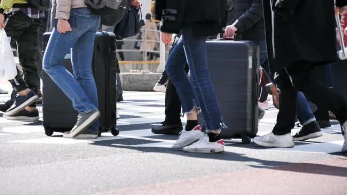 日本商人步行上班脚步斑马线行李箱