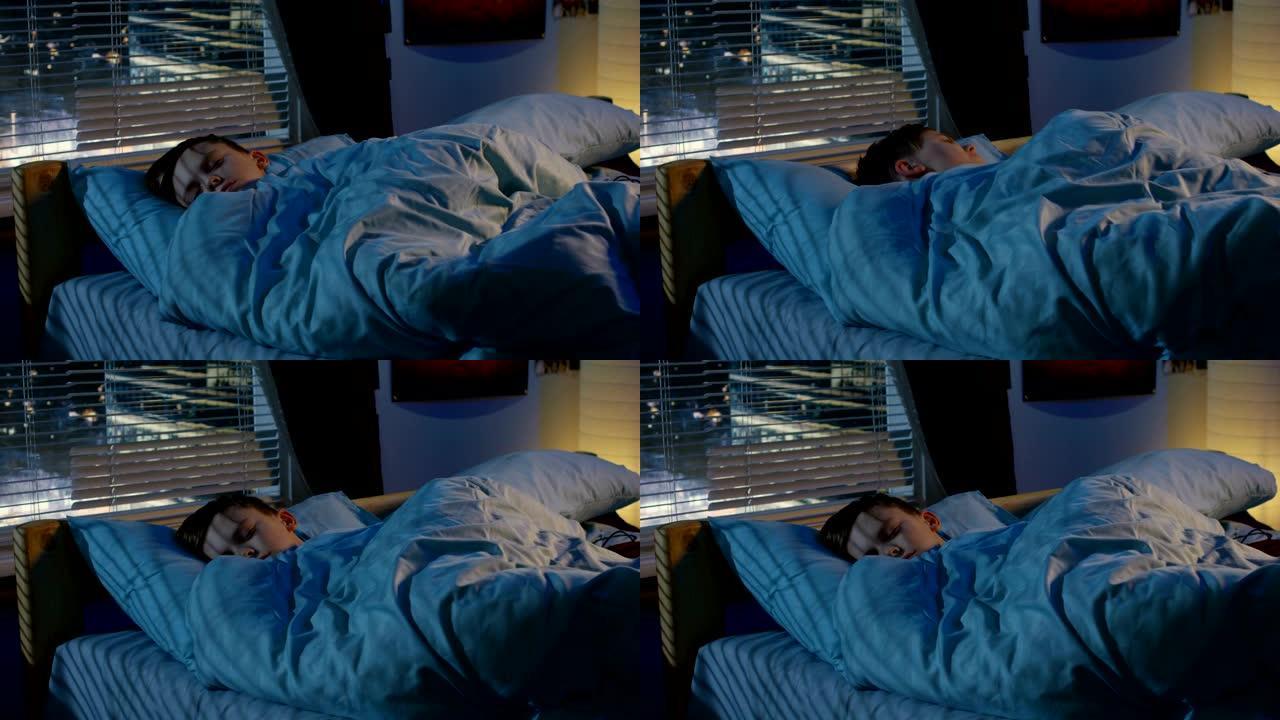 睡在床上的男孩睡在床上的男孩