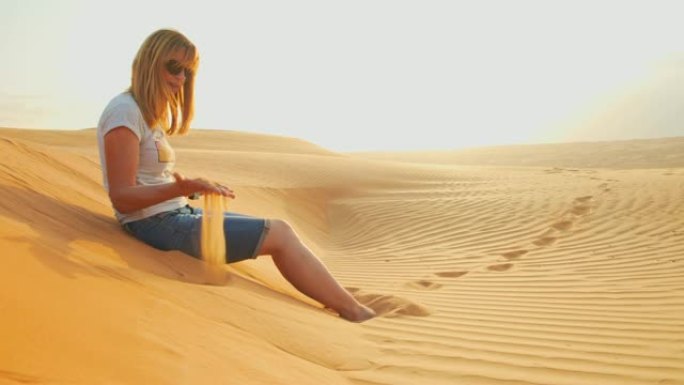 WS女人坐在沙丘上