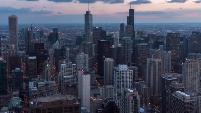芝加哥城市景观河边的4k时间流逝，白天到黑夜，美国市中心的天际线，具有旅游概念的建筑和建筑