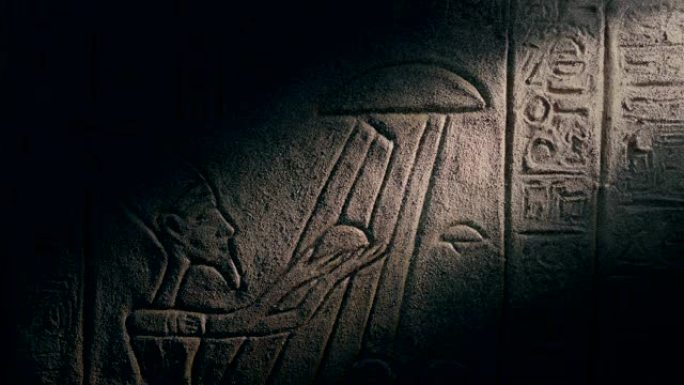 墙壁艺术上的灯轴展示了不明飞行物和埃及人