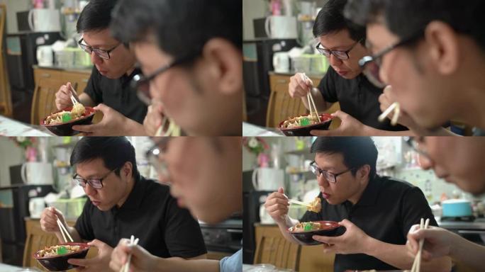 两名男子用筷子吃日本便当盒
