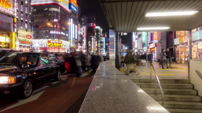 延时: 东京新宿歌舞伎町的行人和游客拥挤