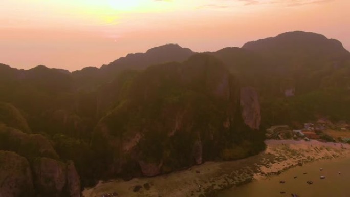 泰国甲米府披披岛全景。壮观的彩色日落在大海和岛屿上。热带和平静的印度洋的惊人黄昏。空中4k视图