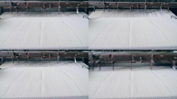 白布正在机械缝制。纺织品生产线。