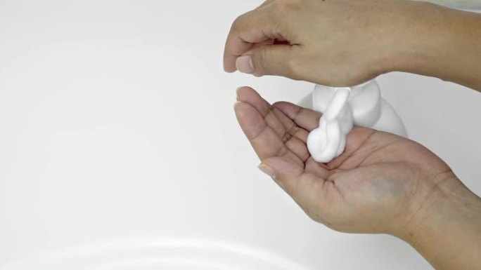 慢动作: 涂抹洗手液准备洗手，防止冠状病毒新型冠状病毒肺炎感染