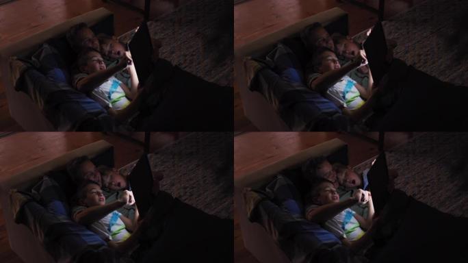 家人晚上在家里共度时光