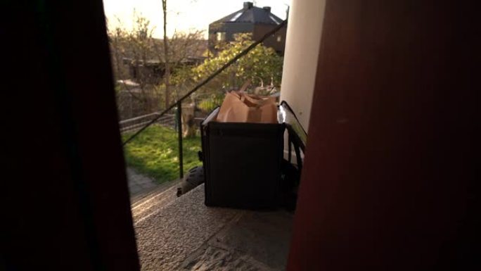 家门前的送餐背包