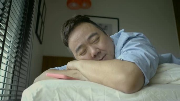 亚洲男子在床上小睡