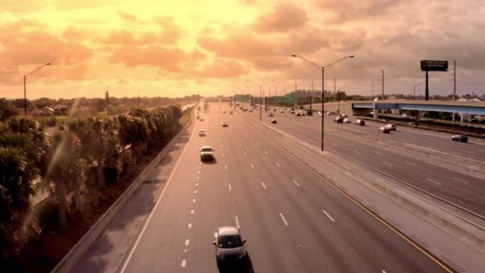 美国佛罗里达州迈阿密日落时，WS汽车沿着阳光明媚的高速公路行驶