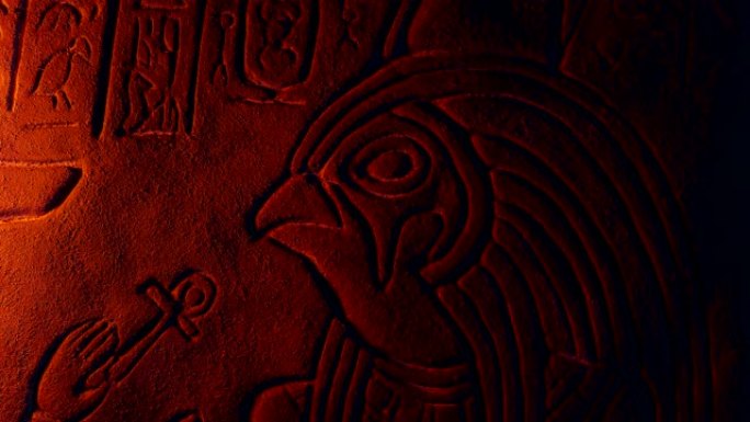 荷鲁斯埃及神，鸟头在火光中发光