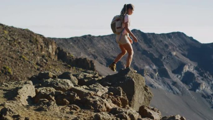 顶尖的冒险女人日出攀登团队成功进取高山山