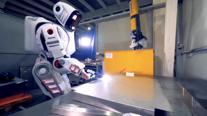 机器人焊接一块金属板，特写。