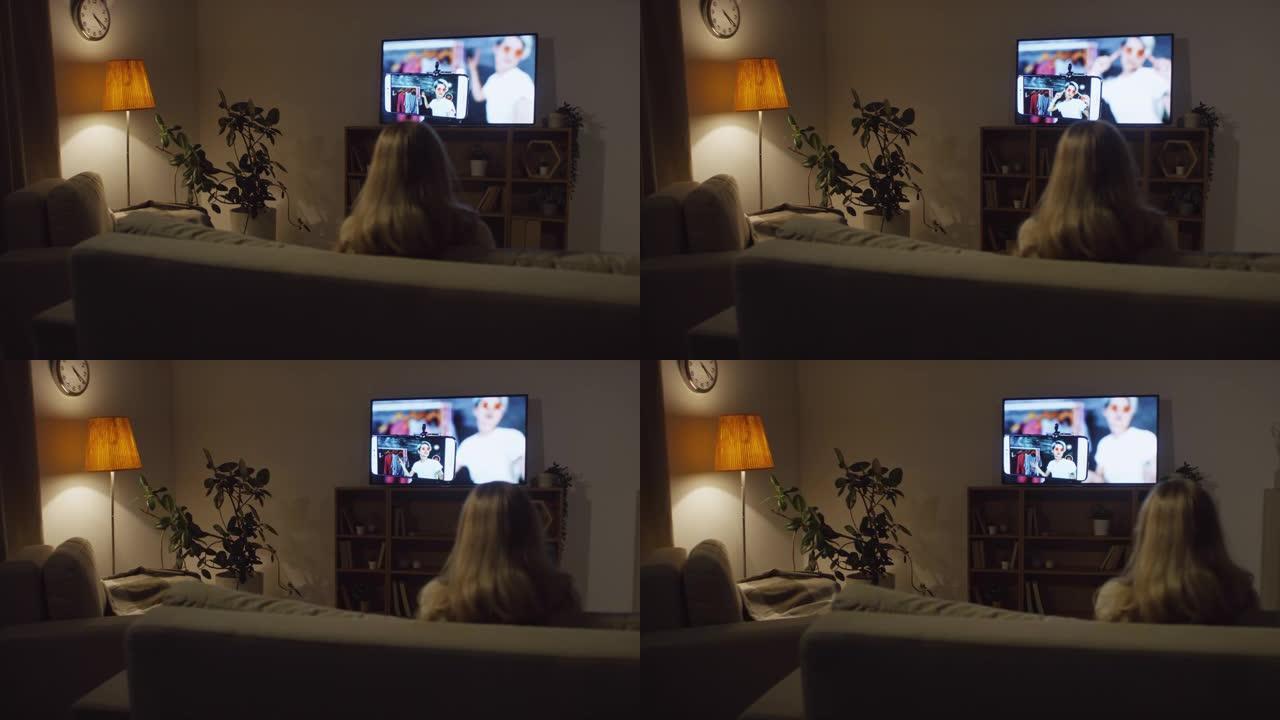 女人在电视上观看视频