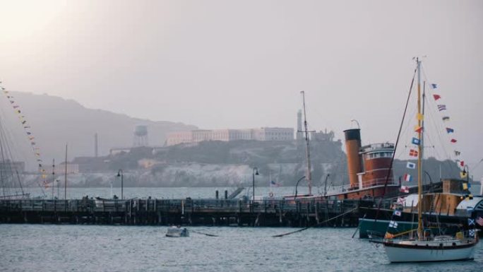 背景拍摄著名的恶魔岛和旧金山的前监狱，美丽的夏季游轮和码头。