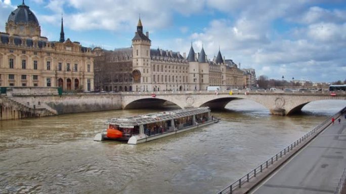 旅游渡轮穿过巴黎的河流在桥下。