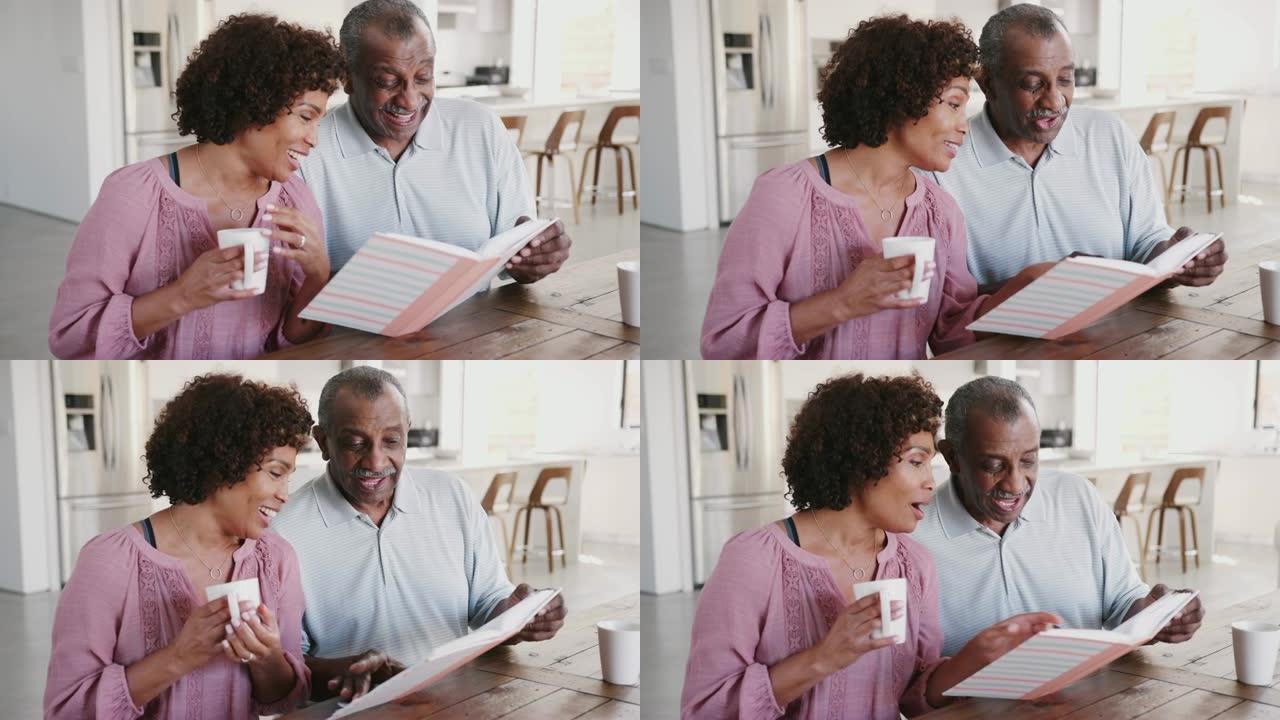 中年黑人妇女和她的父亲一起在家里翻看相册，特写