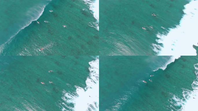 自上而下: 冲浪者划桨到队伍上，而大浪来了。