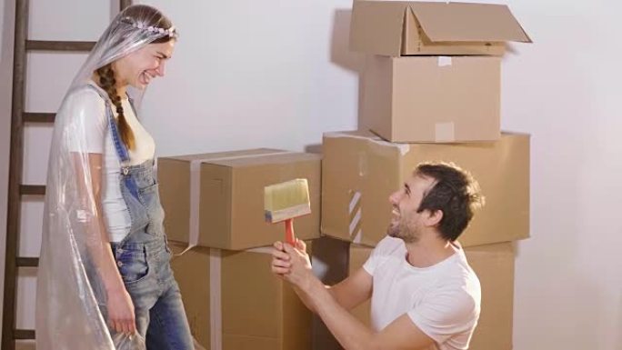 当他们在将要居住的新房子的墙壁上粉刷时，一个男人要求他的妻子嫁给他。