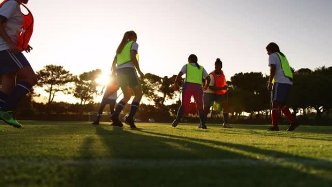 女子足球队在足球场上训练。4k