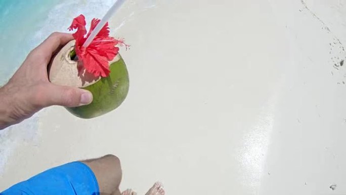 带着椰子饮料的女士个人观点男人在马尔代夫阳光明媚的热带海滩上散步