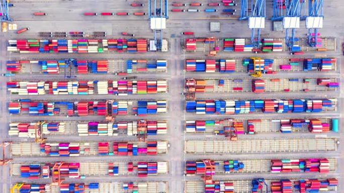 从顶视图或鸟瞰图看，现代工业港口的4k延时带集装箱。这是一个进出口货物港口，是航运的一部分