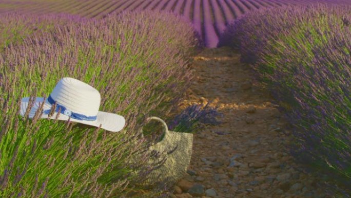 DS白色遮阳帽和一个装满薰衣草的柳条袋