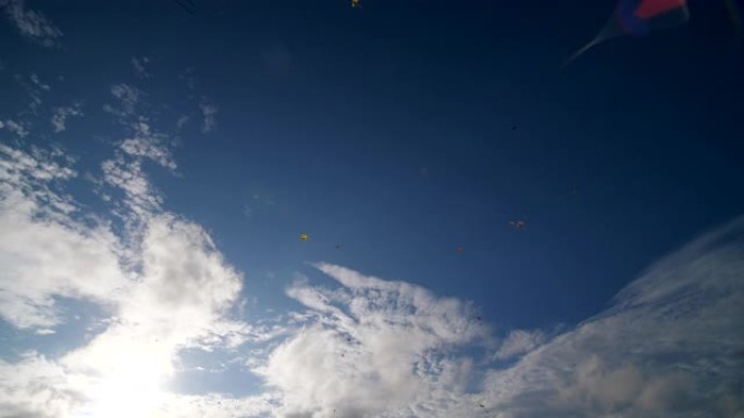 天空中的风筝群蓝天白云阳光光芒晴朗天气