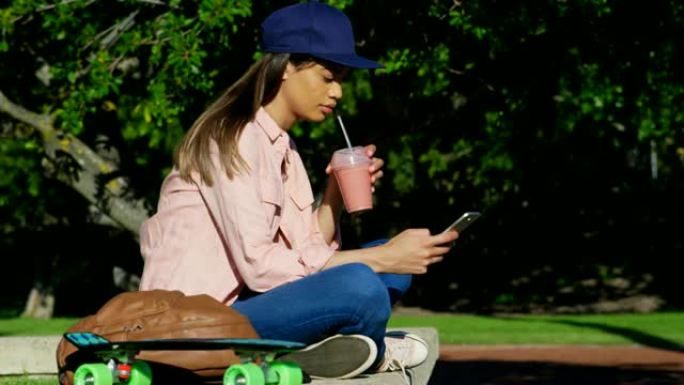 女人喝果汁时使用手机4k