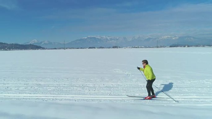 空中: 在斯洛文尼亚的越野滑雪中享受冬季的活跃女性。