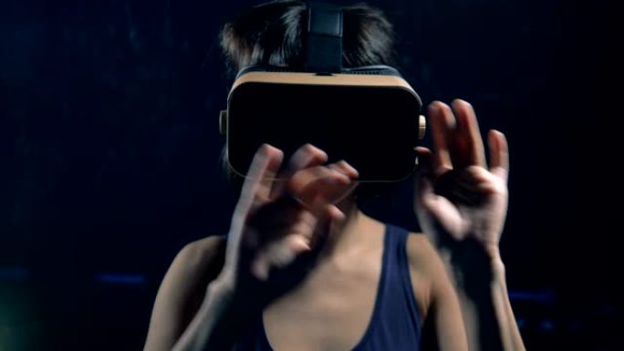 女性黑客在黑客时戴着VR眼镜，特写。