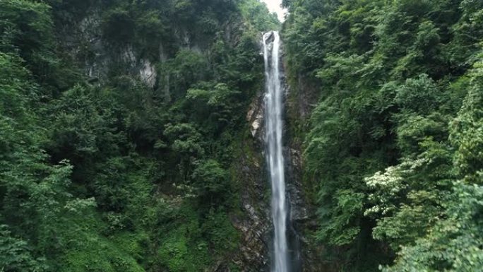 山上瀑布的鸟瞰图高山流水瀑布自然美景山水