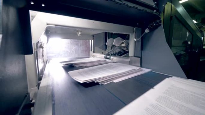 印刷输送机移动成堆的纸，关闭。