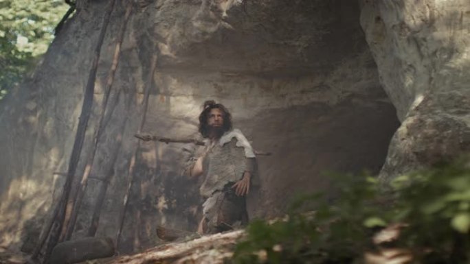 原始的穴居人穿着动物皮和毛皮，拿着尖尖的石矛从他的洞穴中出来，进入史前森林准备狩猎。尼安德特人进入丛