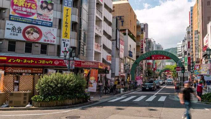 延时: 日本神户三宫购物街拥挤的游客行人