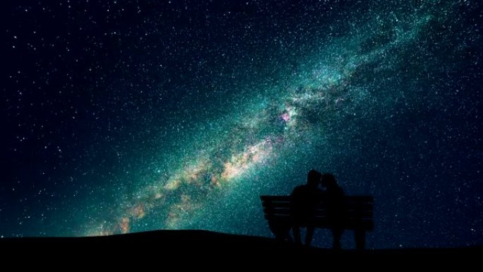 男人和女人坐在星空背景上的长凳上。时间流逝