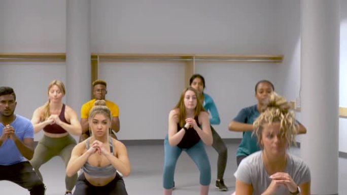 男女同校的大学生在健身工作室一起锻炼