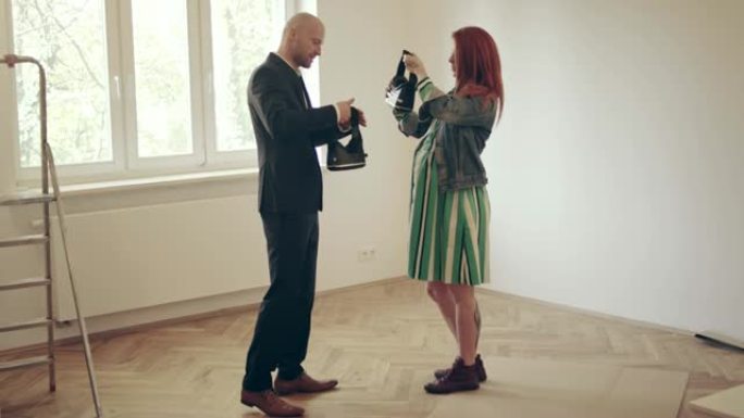 房地产经纪人展示孕妇VR平