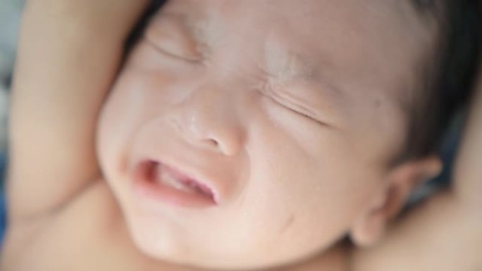 新生儿哭泣和睡觉的特写，慢动作