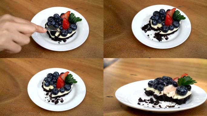 吃草莓蓝莓芝士馅饼