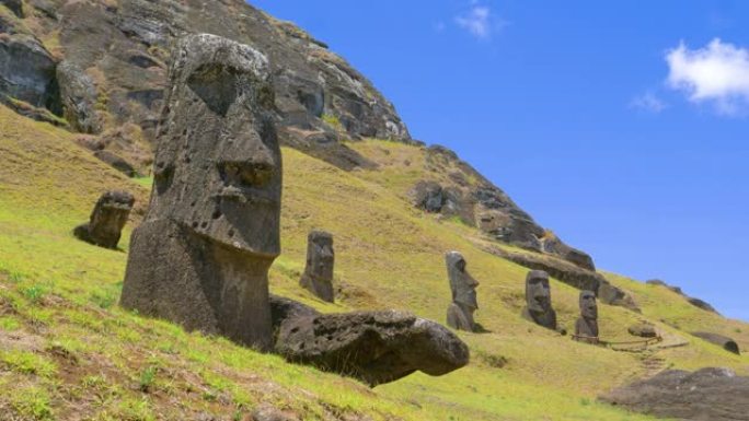 低角度: 古老的摩艾雕像华丽地装饰了阳光明媚的智利偏远火山岛