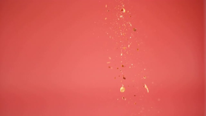 红辣椒粉掉落的工作室镜头。