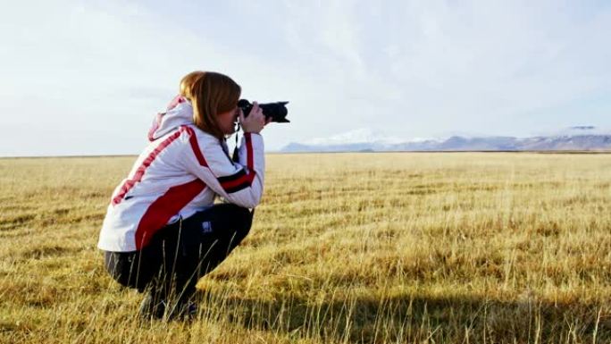 MS女摄影师用相机拍摄冰岛阳光明媚的偏远风景