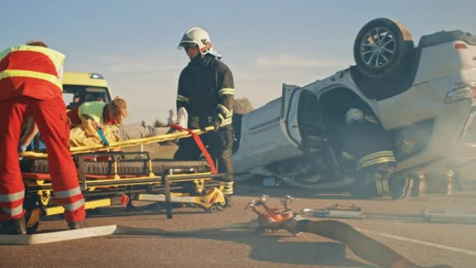 在车祸交通事故现场: 医护人员挽救了躺在担架上的交通事故受害者的生命。他们听心跳，戴上氧气面罩并进行