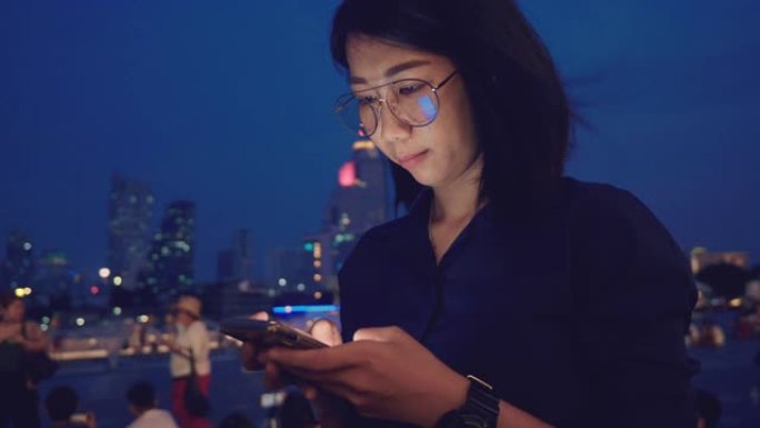 亚洲女性深夜使用智能手机。
